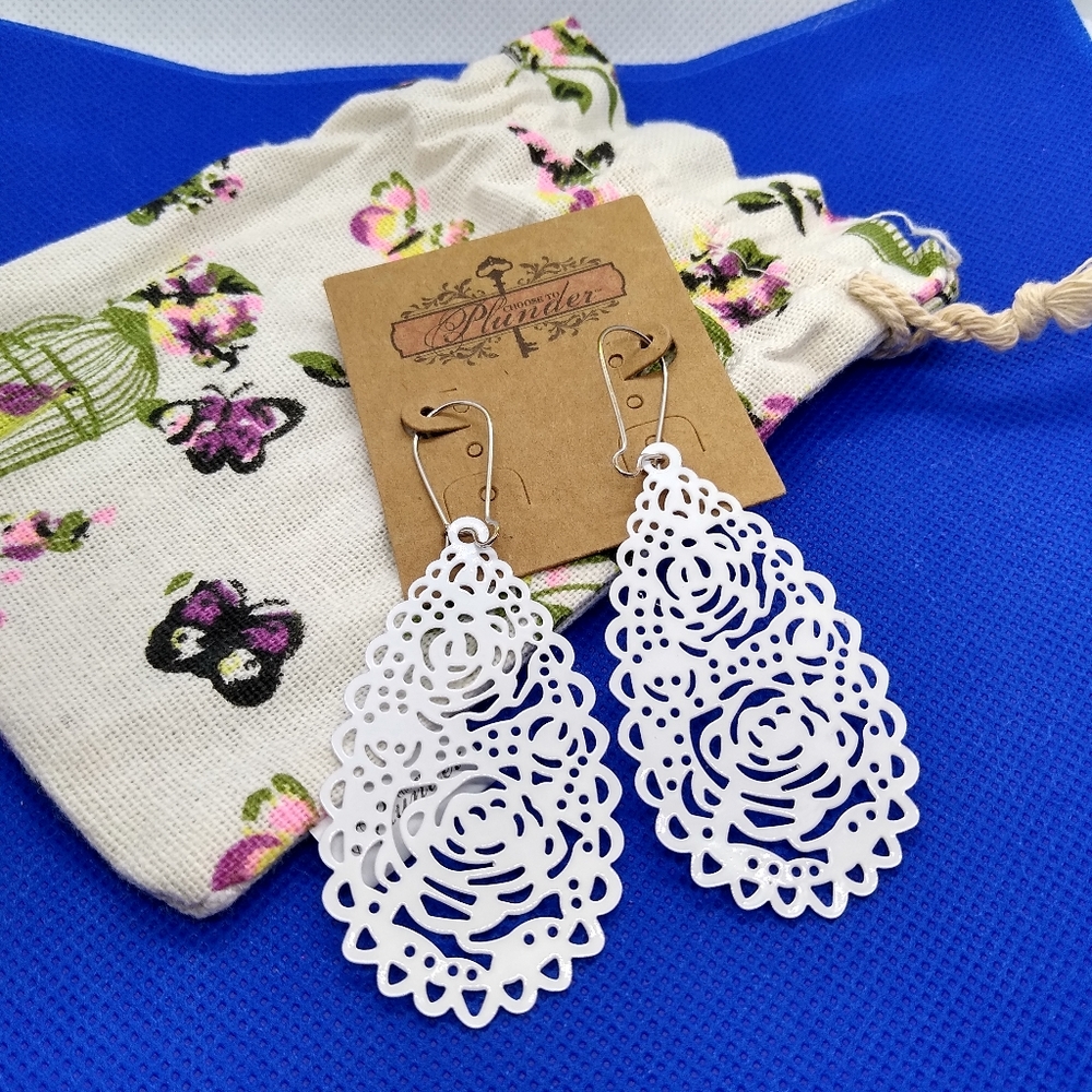 New Plunder Earrings white 🤍